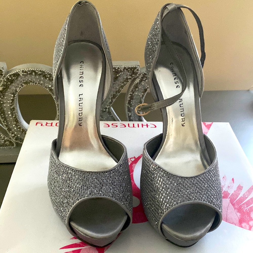 Chinese Laundry size 8 gray heels